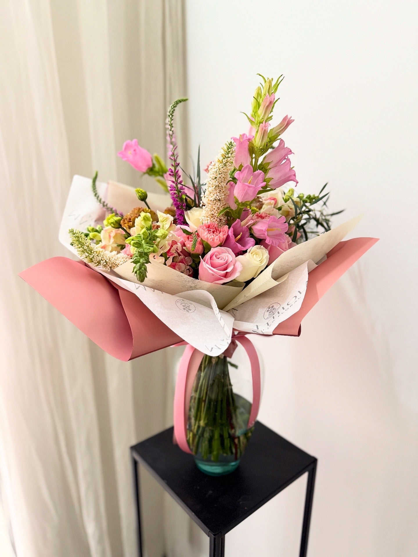 Ramo de Flores Mixtas en Tonos Rosados con Florero