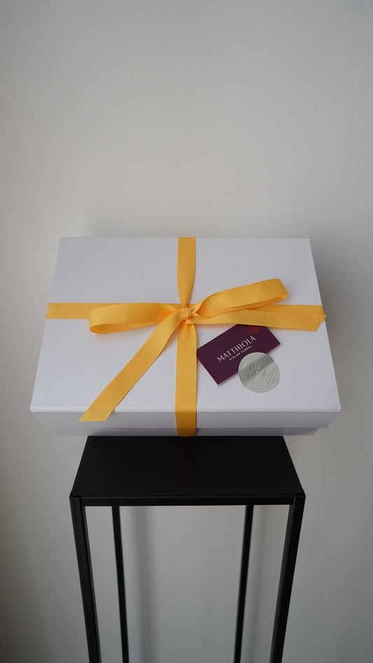 Caja de Regalo Floral con Macarrones