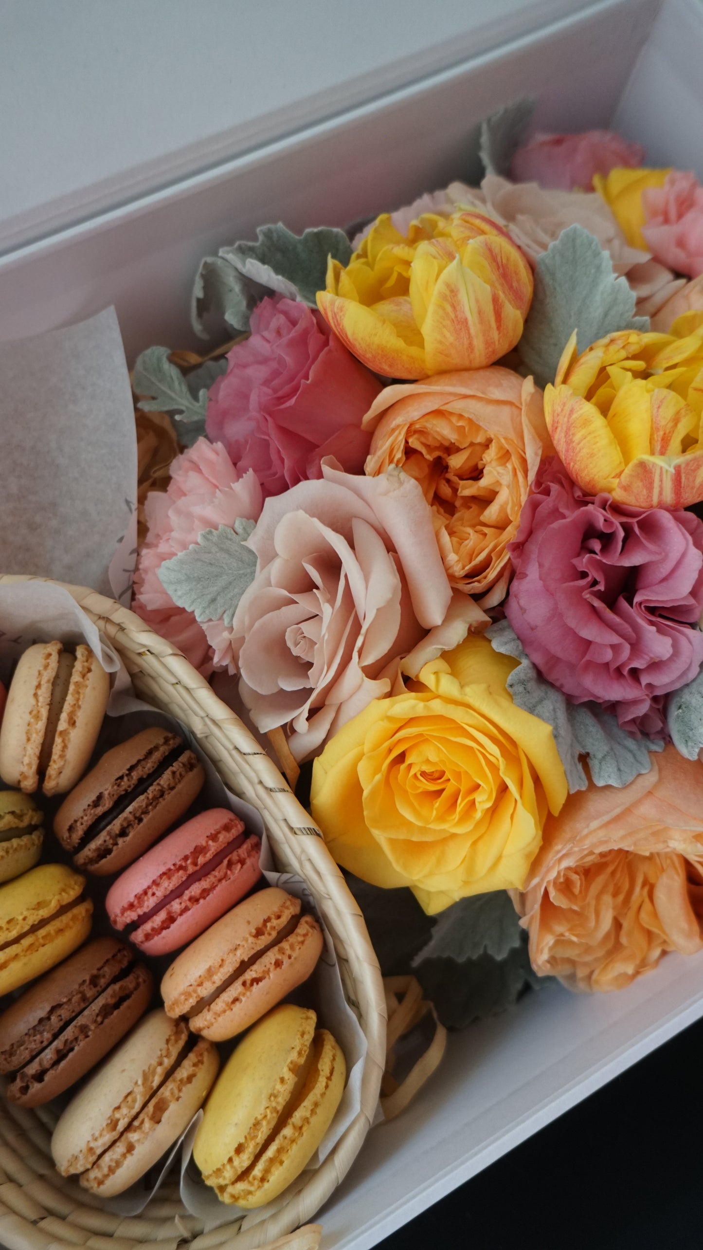 Caja de Regalo Floral con Macarrones