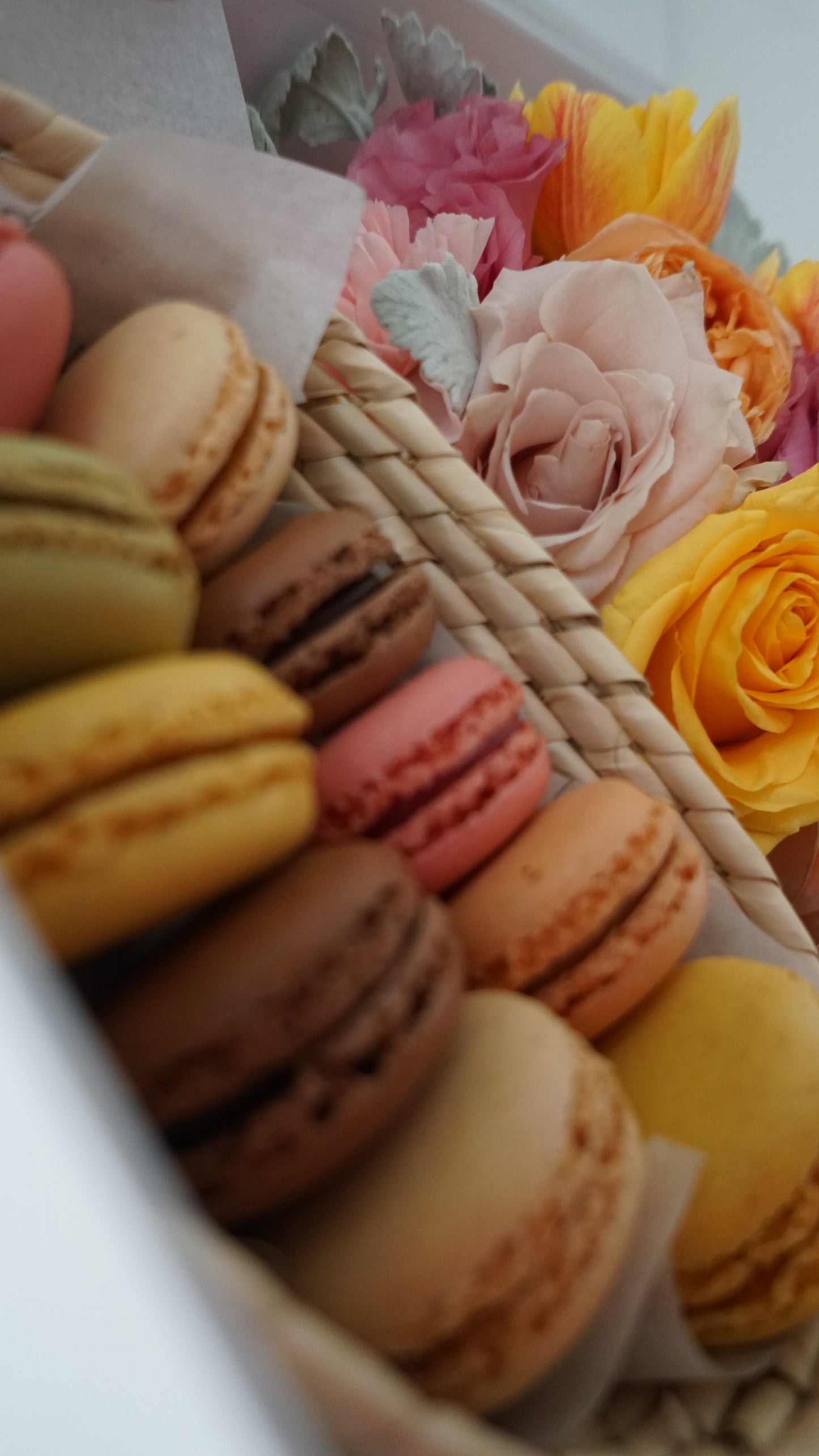 Caja de Regalo Floral con Macarrones