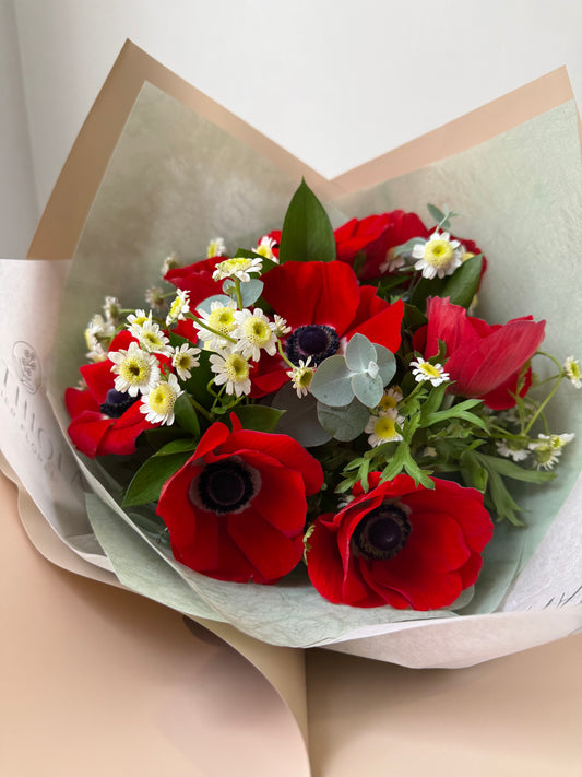 Ramo de 10 Anémonas Rojas con Follaje