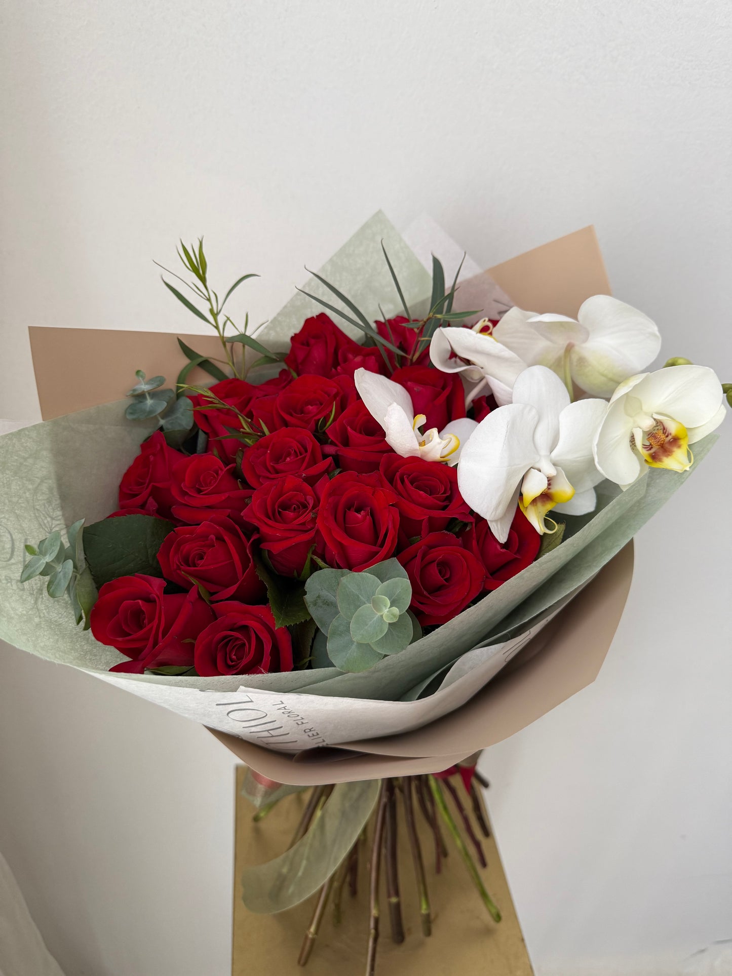 Rosas y orquídea