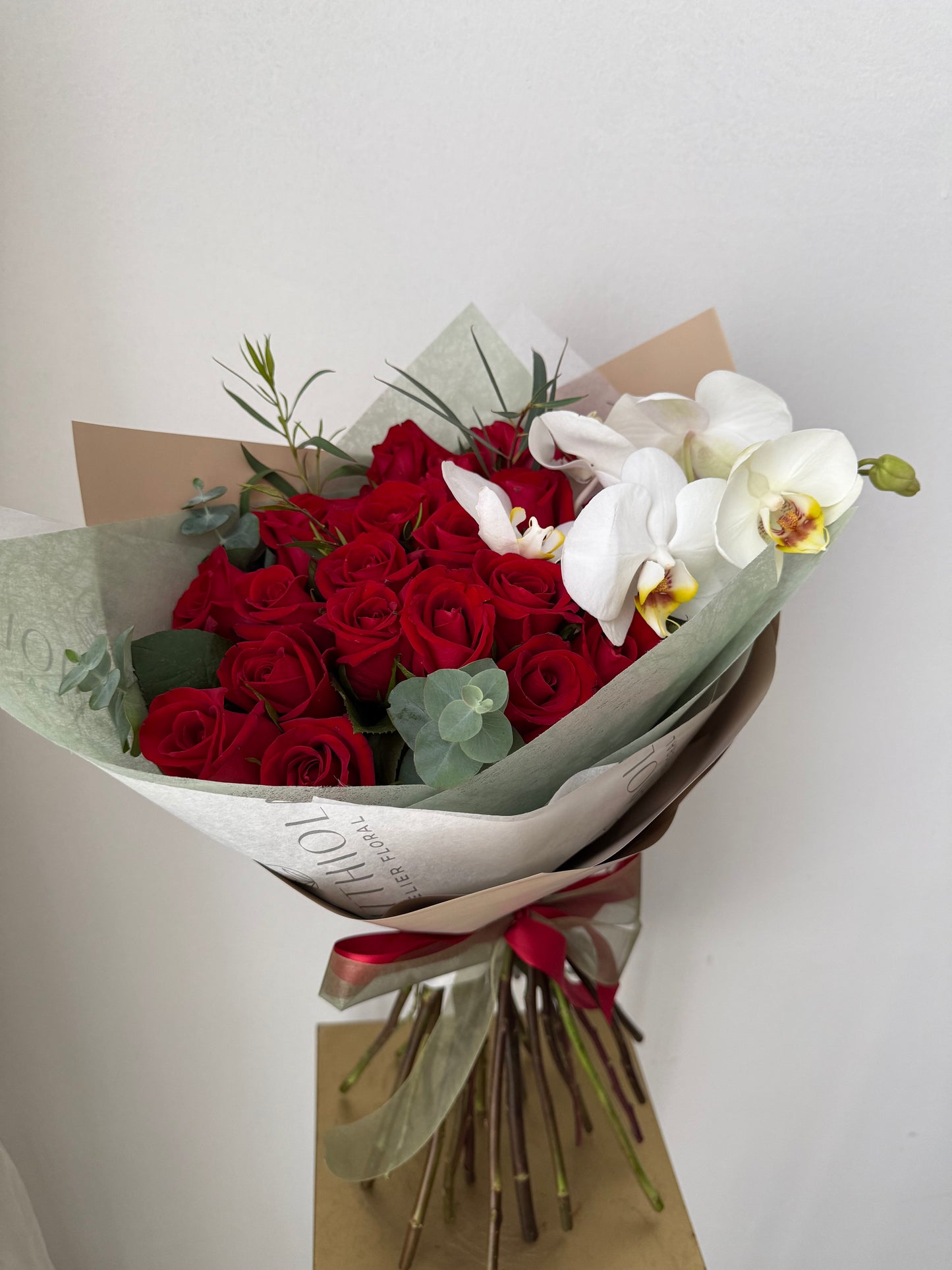 Rosas y orquídea