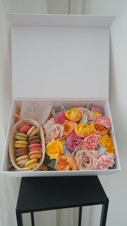 Caja de Regalo Floral con Macarrones
