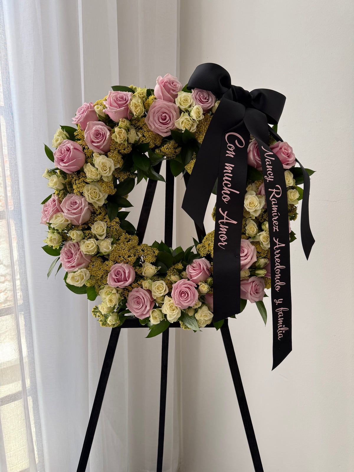 Corona Fúnebre con Flores Variadas