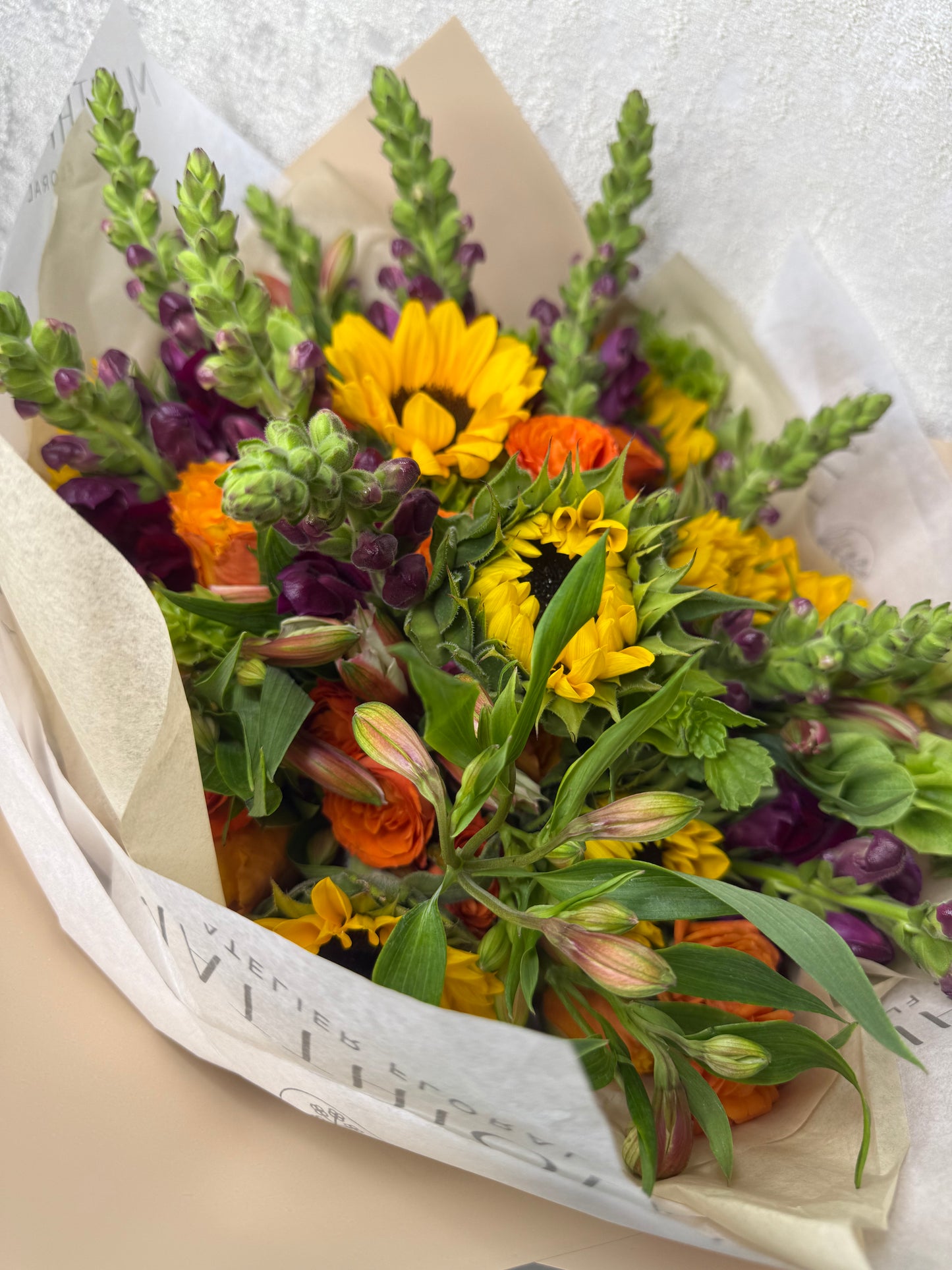 Ramo Mixto con Mini Girasoles, Perritos, Mini Rosas y Astromelias