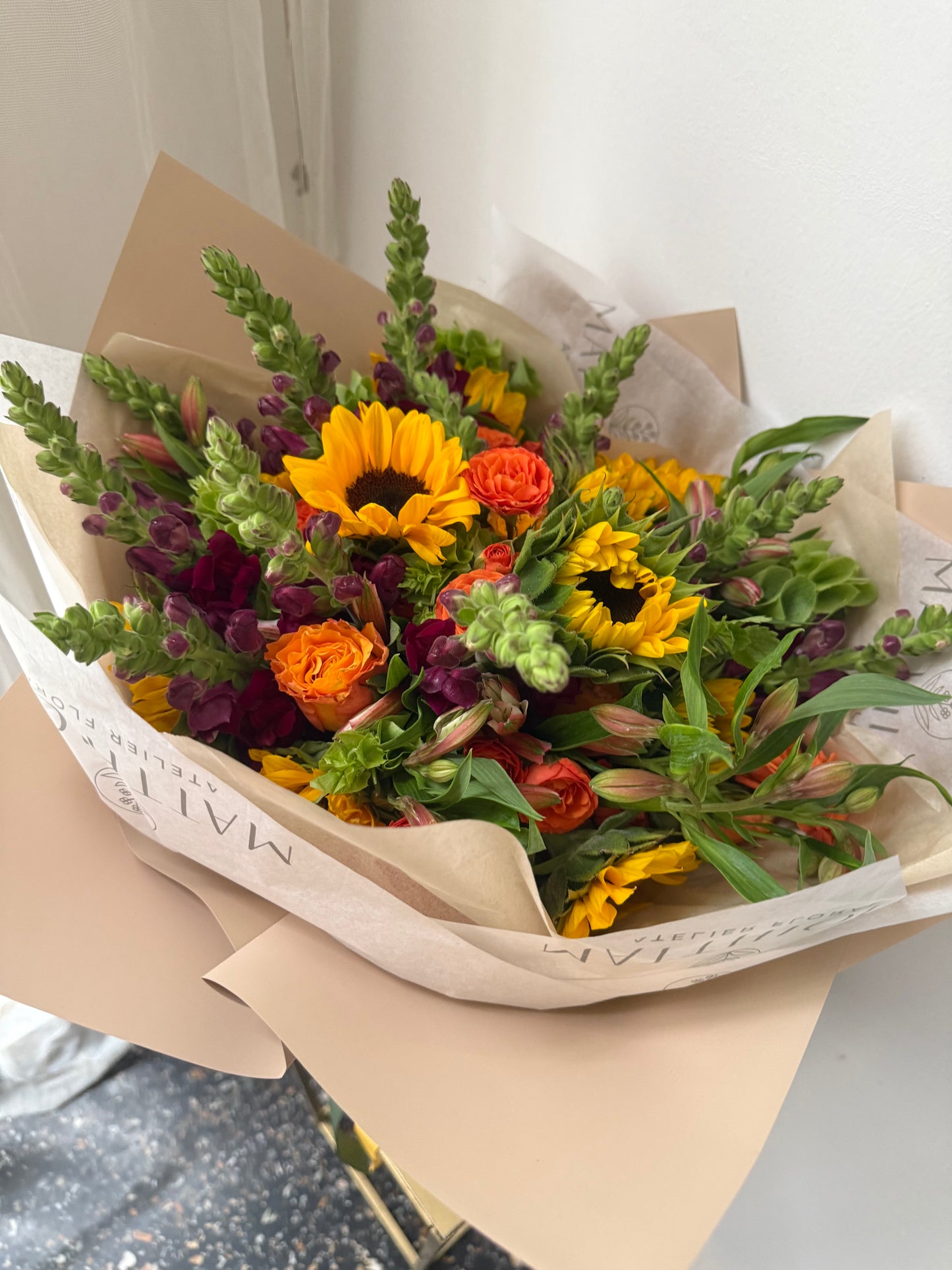 Ramo Mixto con Mini Girasoles, Perritos, Mini Rosas y Astromelias