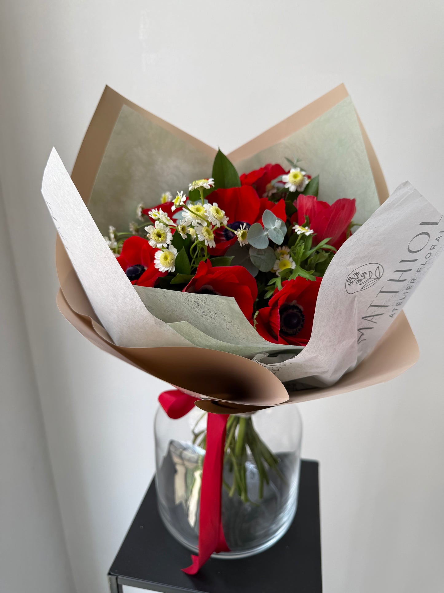 Ramo de 10 Anémonas Rojas con Follaje