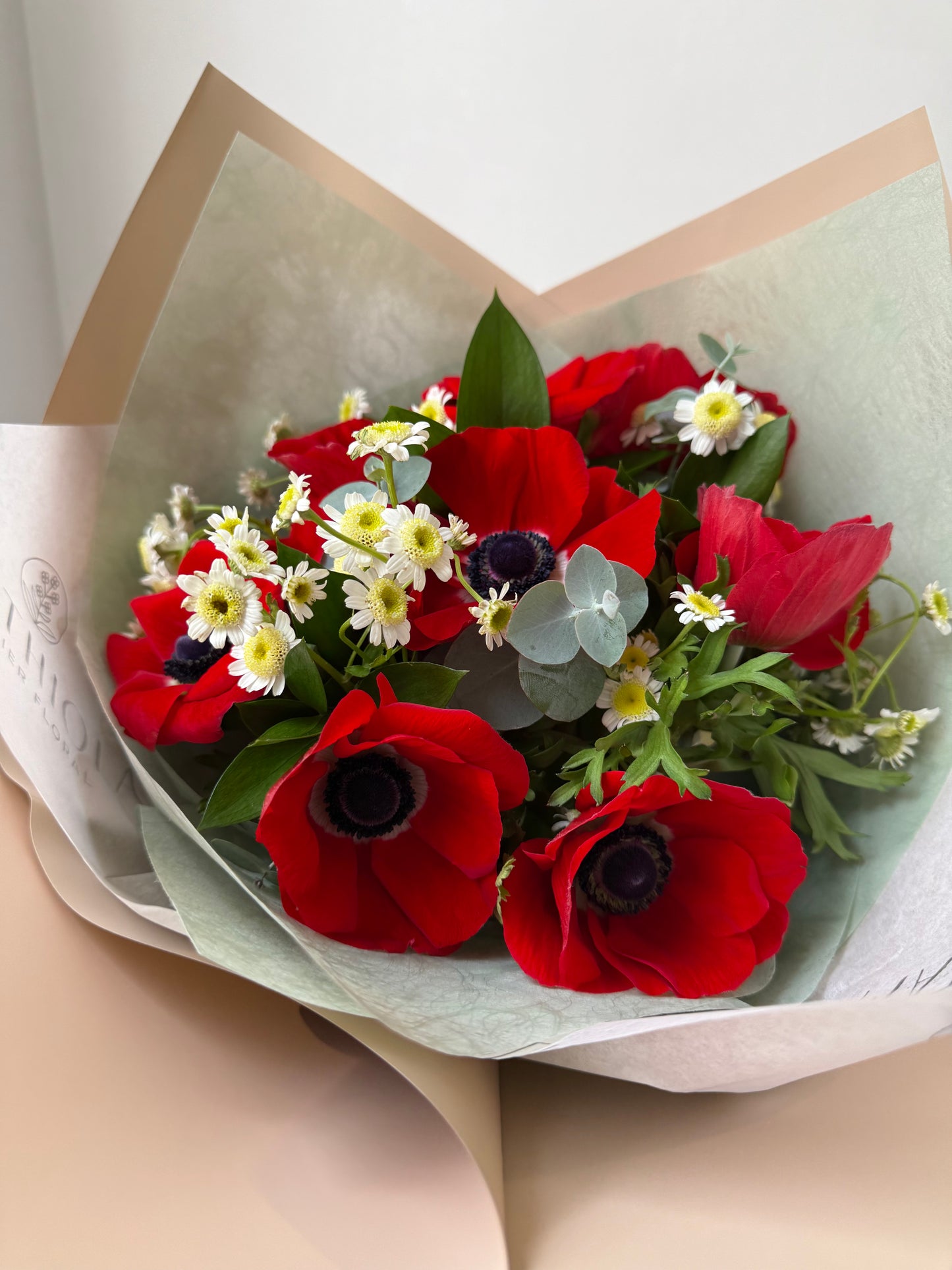 Ramo de 10 Anémonas Rojas con Follaje