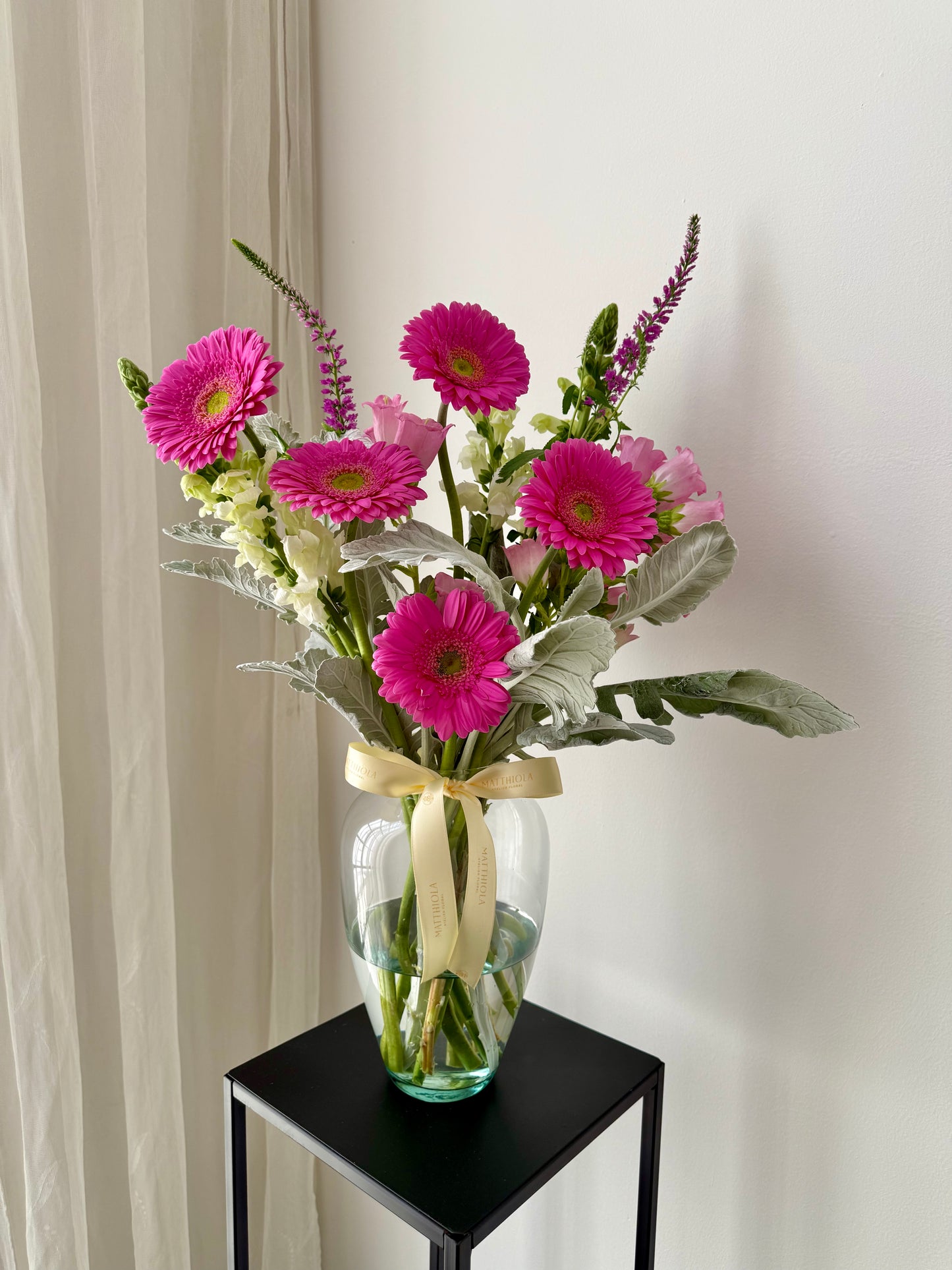 Florero con Gerberas Rosadas y Flores Mixtas