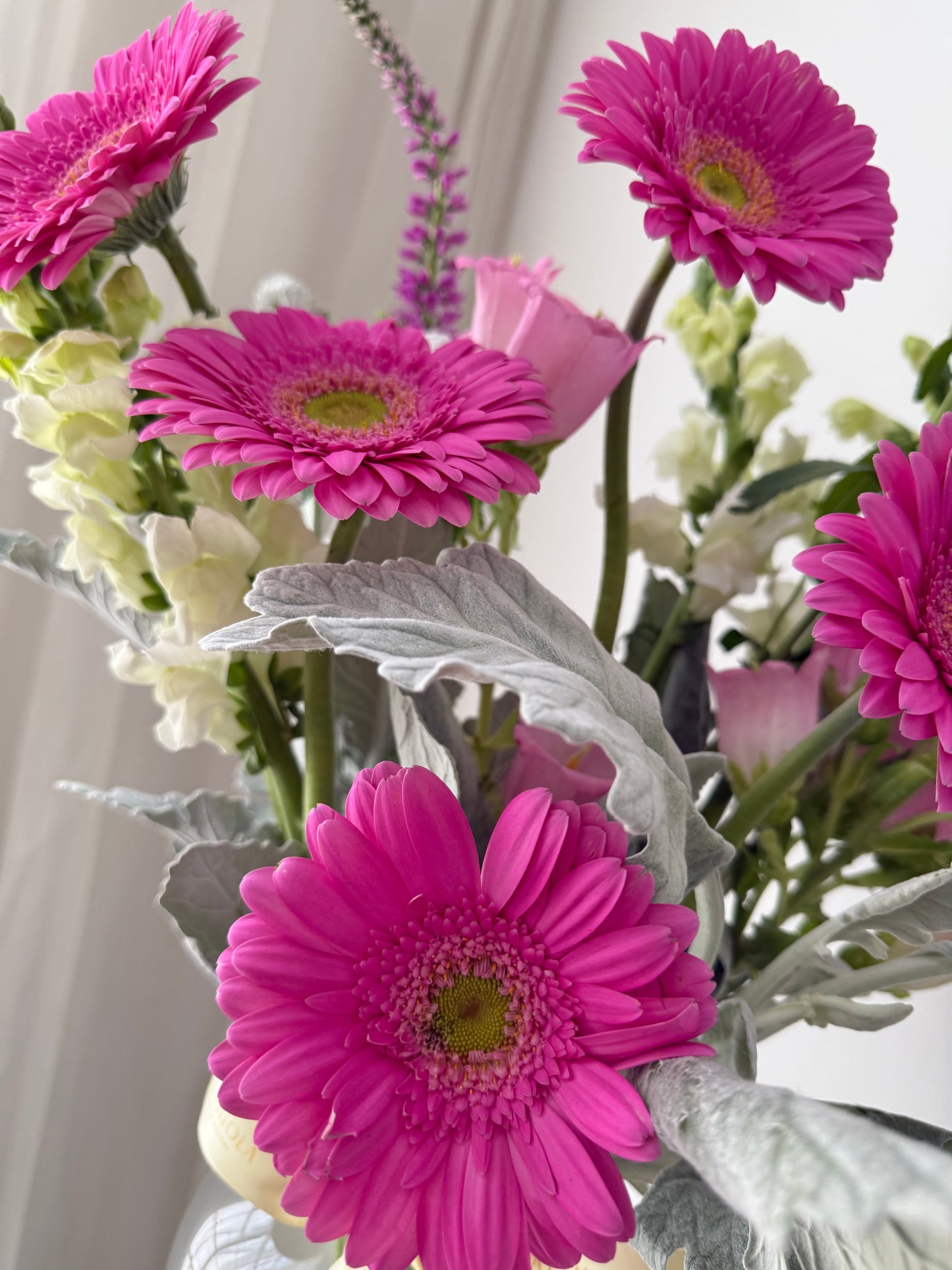 Florero con Gerberas Rosadas y Flores Mixtas