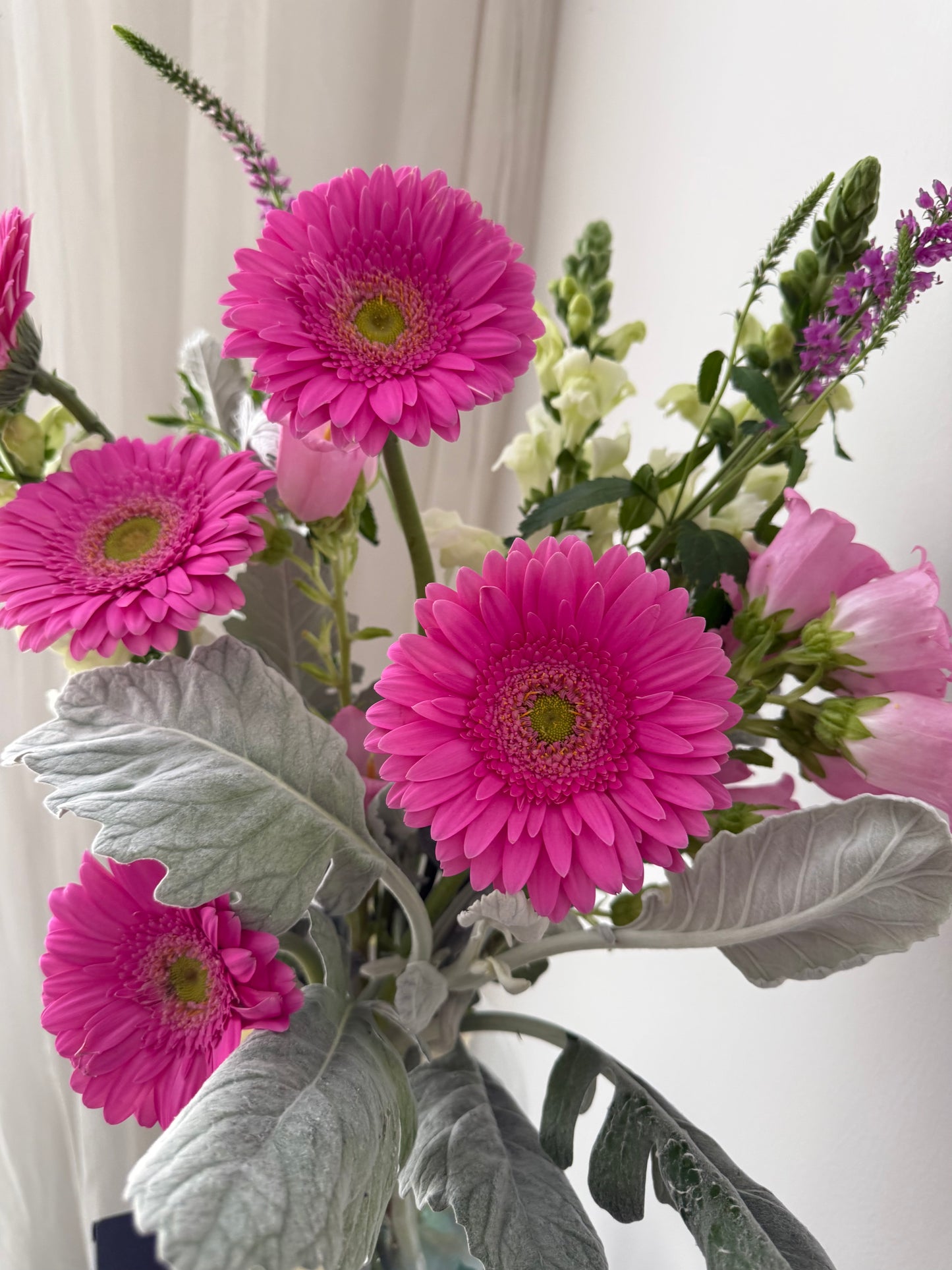 Florero con Gerberas Rosadas y Flores Mixtas