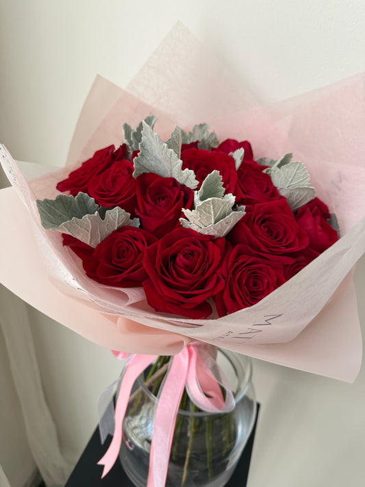 Ramo de 24 Rosas Rojas con Follaje