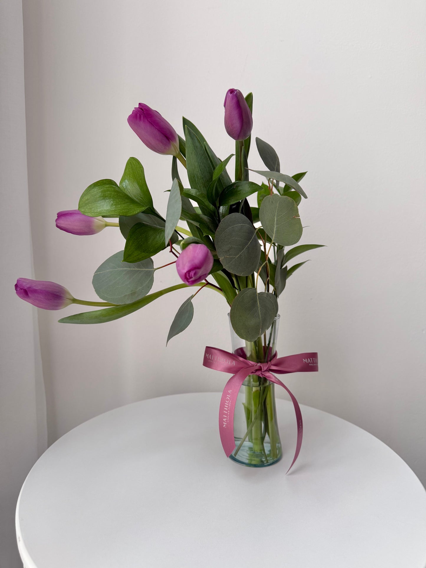 5 Tulipanes en florero con follaje