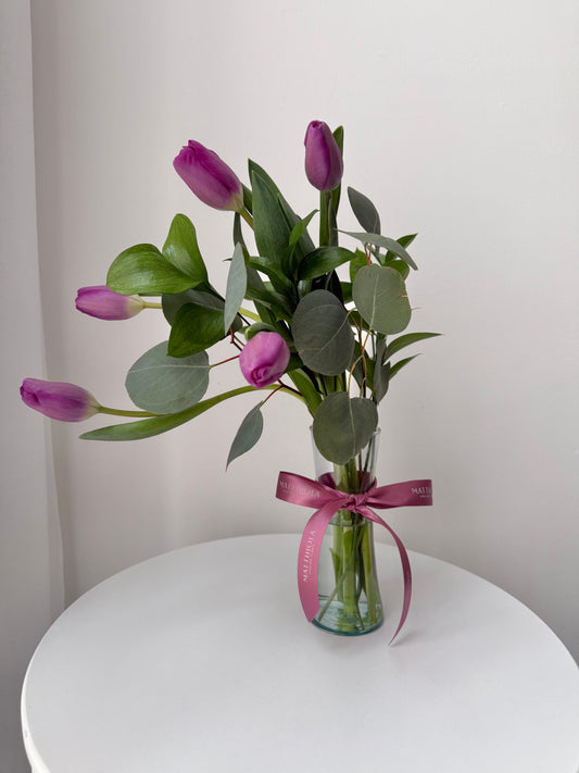 5 Tulipanes en florero con follaje