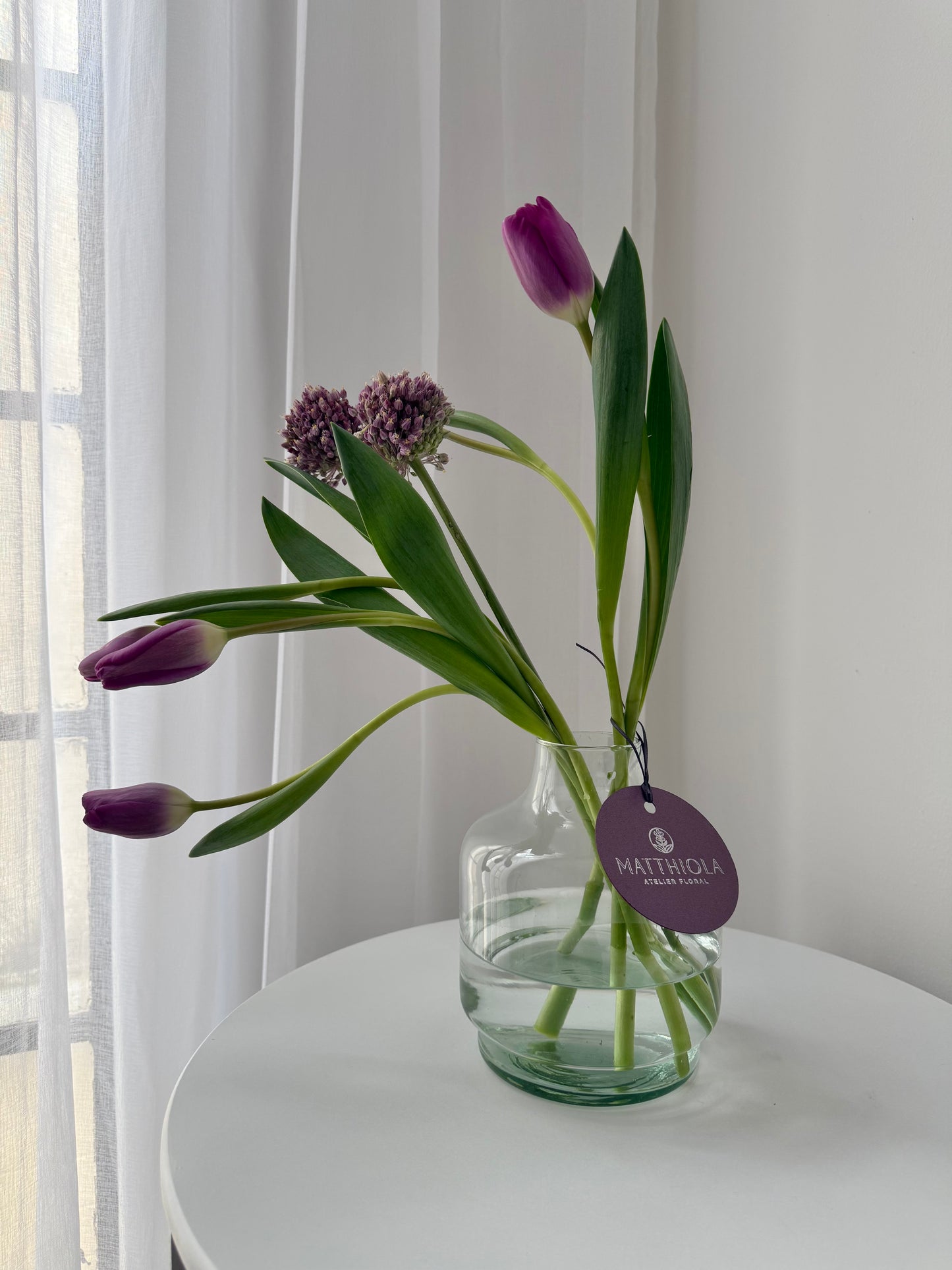 5 tulipanes en florero con flor de acompañamiento